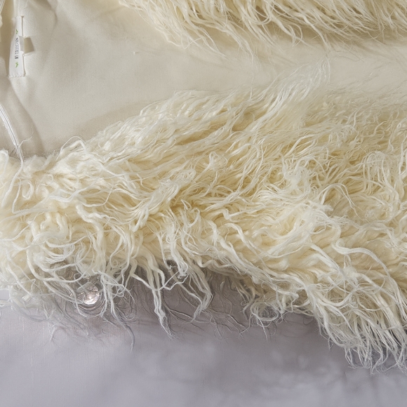 BO Collection off white creamy faux fur open front teddy vest size medium. - Picture 2 of 6